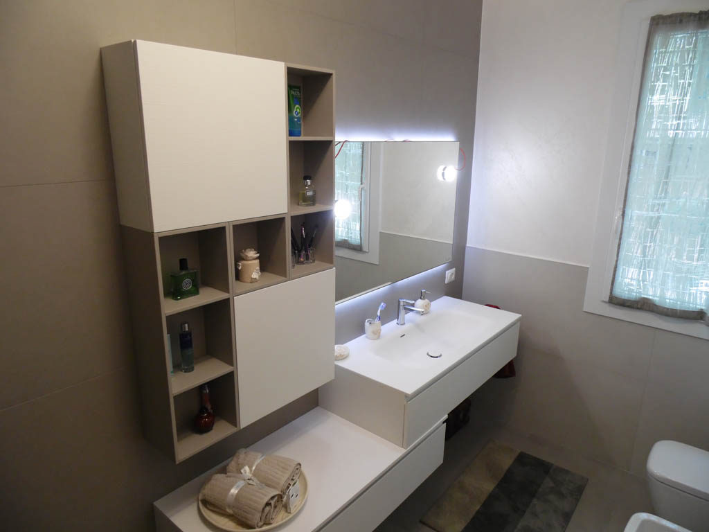 Bagno spazioso e contenitivo. Design minimal, ma allo stesso tempo elegante realizzato con elementi della linea Rivo di Scavolini.